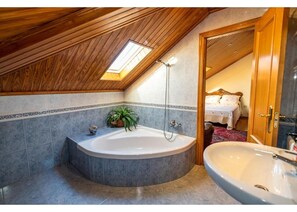 Regadera, secadora de cabello, toallas 