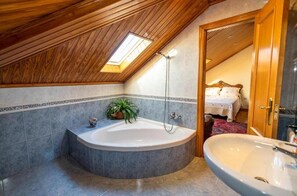 Shower, hair dryer, towels - Country House 'María Bargiela' with Private Terrace, Private Garden and Wi-Fi (A Picaraña)