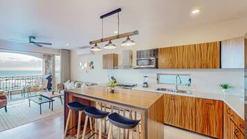 Een koelkast, een microgolfoven, een oven, een kookplaat