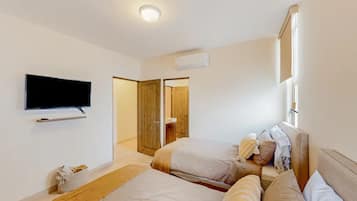 3 bedrooms, desk, iron/ironing board, WiFi