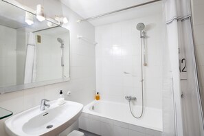 Douche, séchoir à cheveux, serviettes fournies
