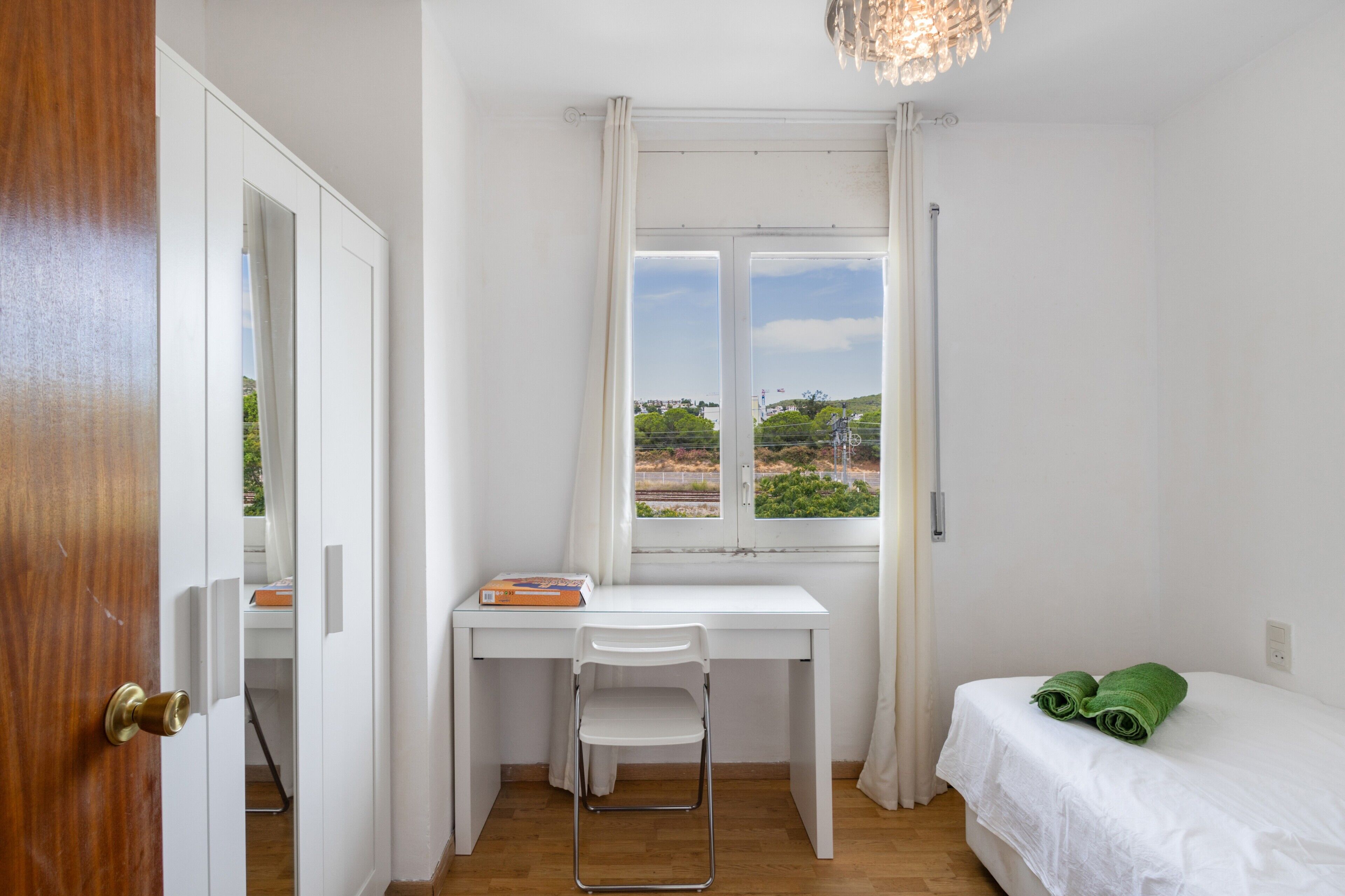 3 slaapkamers, een strijkplank/strijkijzer, gratis wifi, beddengoed