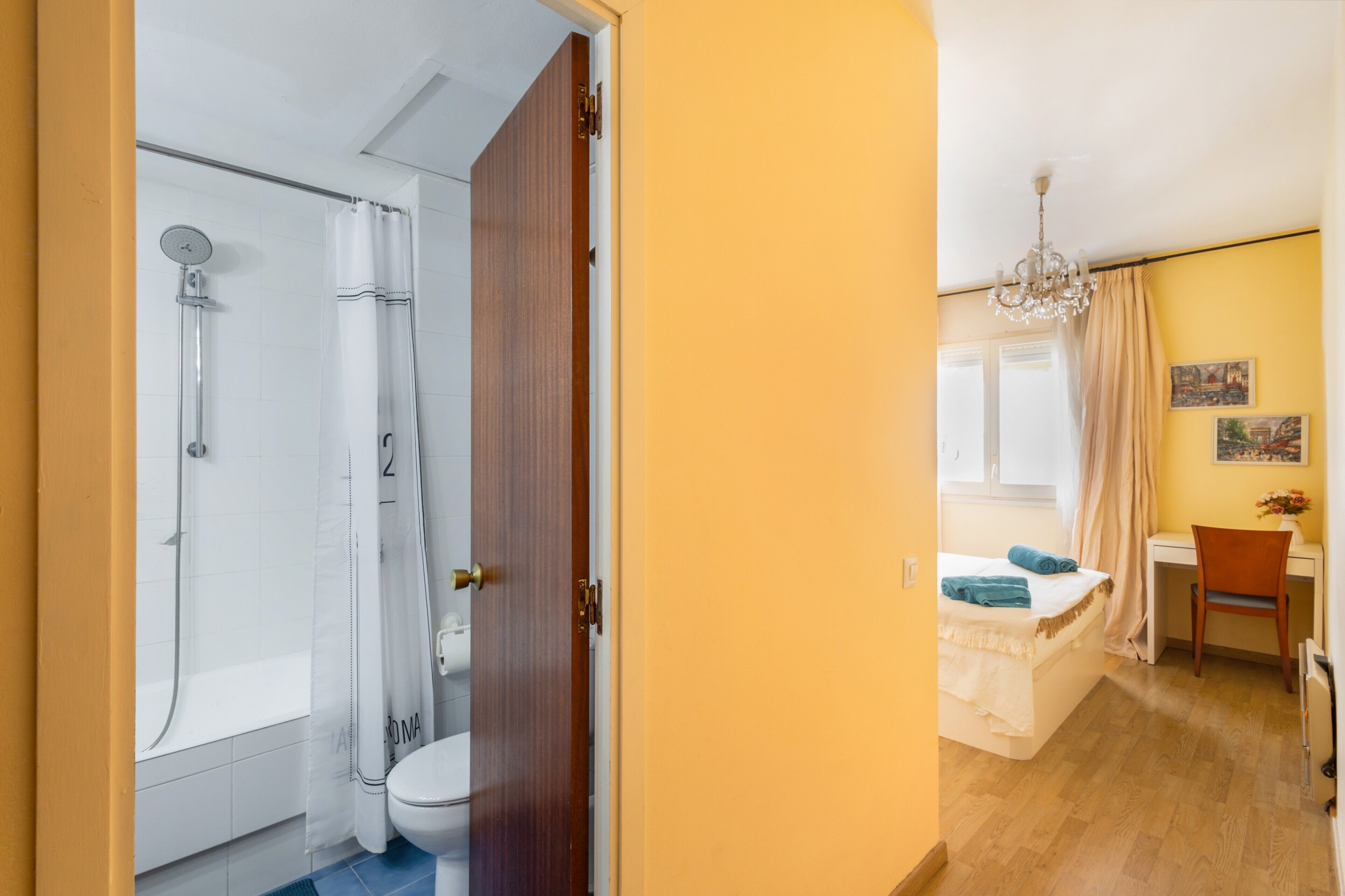 Een douche, een haardroger, handdoeken