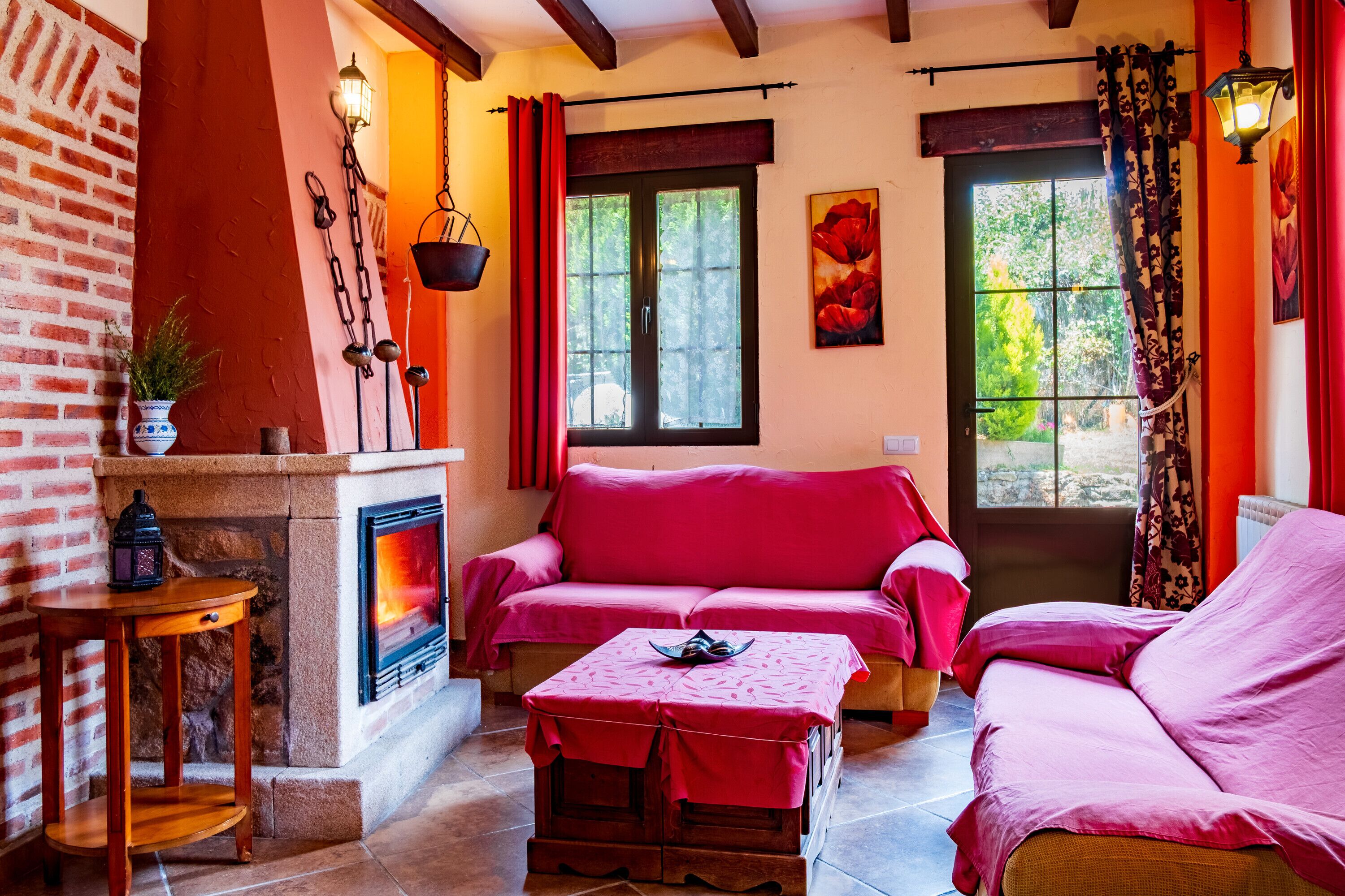 Een televisie, een open haard en een stereo