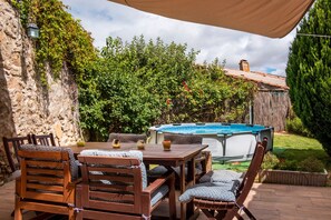 Outdoor dining - Country House 'El Corral De La Antigua' with Mountain View, Private Terrace and Wi-Fi (NAVA DE BEJAR)
