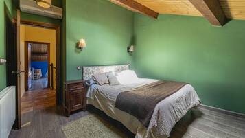 4 slaapkamers, een strijkplank/strijkijzer, gratis wifi, beddengoed