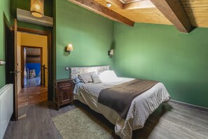 4 slaapkamers, een strijkplank/strijkijzer, gratis wifi, beddengoed