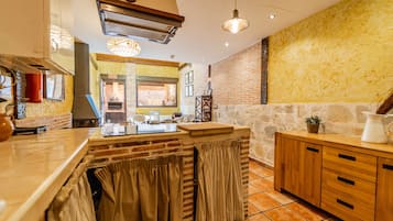 Kjøleskap, mikrobølgeovn, kokeplater og oppvaskmaskin