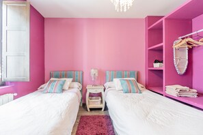 4 bedrooms, iron/ironing board, free WiFi, bed sheets