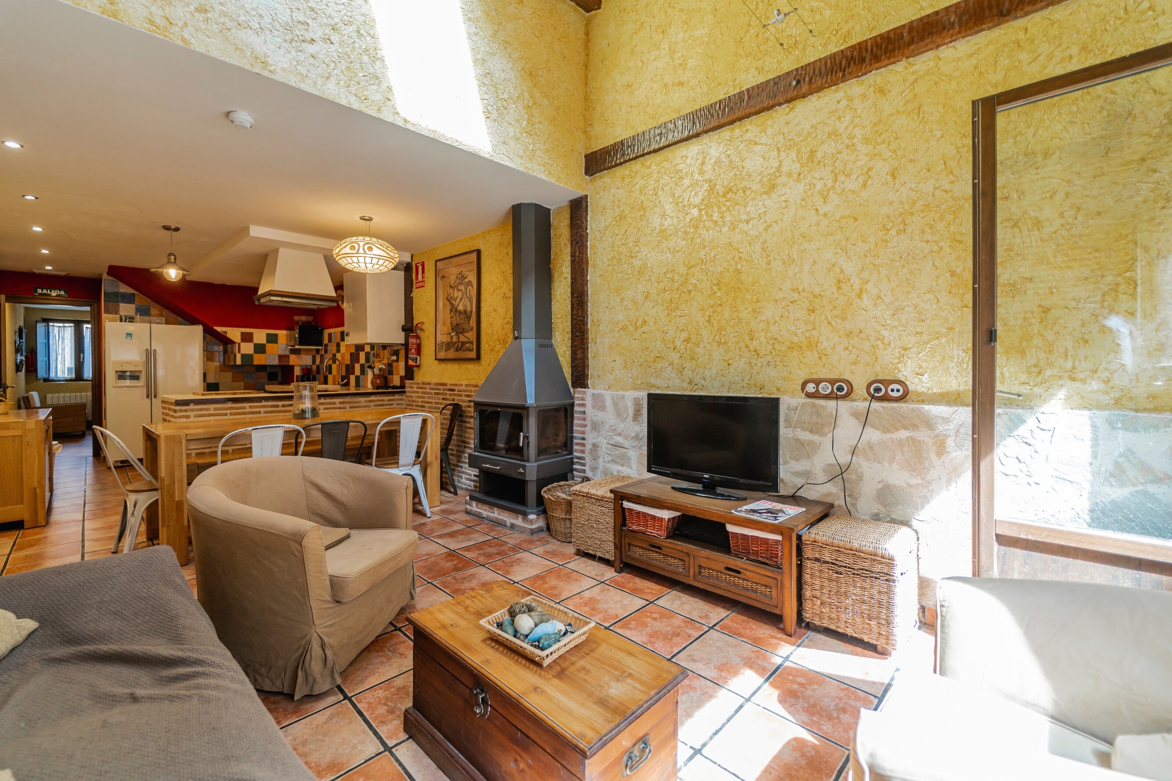 TV, caminetto, lettore DVD