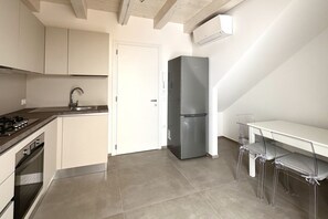 Fridge, oven, dishwasher, dining tables - SE101 - Senigallia, new three-room apartment 100 meters from the sea (Senigallia)