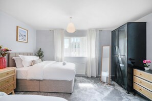 Room - Charming 3-Bedroom Townhouse with Coastal Elegance (Stevenage)