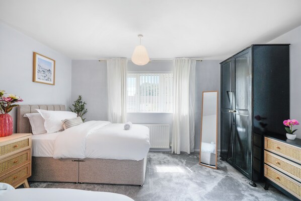 3 bedrooms - Charming 3-Bedroom Townhouse with Coastal Elegance (Stevenage)