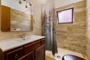 Shower, towels - Apartment 'Casa Rústica' with Shared Pool, Shared Terrace and Wi-Fi (Azambuja)