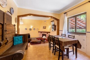 Dining - Apartment 'Casa Rústica' with Shared Pool, Shared Terrace and Wi-Fi (Azambuja)