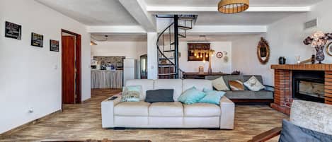 Televisión y chimenea