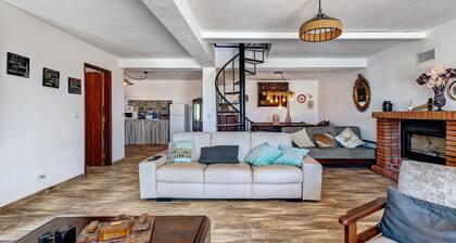 Holiday home 'Casa Girassol' with shared pool, private terrace, and Wi-Fi access