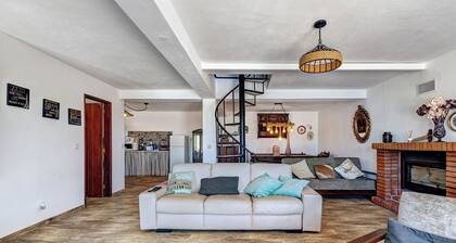 Holiday home 'Casa Girassol' with shared pool, private terrace, and Wi-Fi access