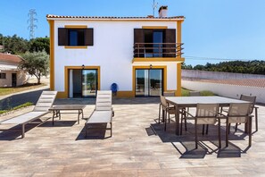 Outdoor dining - Holiday home 'Casa Girassol' with shared pool, private terrace, and Wi-Fi access (Azambuja)