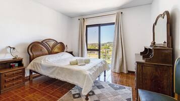 4 bedrooms, free WiFi, bed sheets