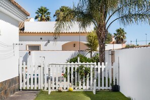 Property grounds - Villa 'Casa Las Golondrinas-solo Familias' with Private Pool, Wi-Fi and Air Conditioning (chiclana)
