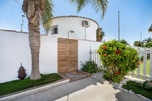 Property grounds - Villa 'Casa Las Golondrinas-solo Familias' with Private Pool, Wi-Fi and Air Conditioning (chiclana)