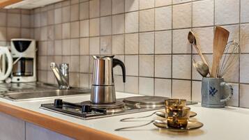 Fridge, stovetop, coffee/tea maker, electric kettle