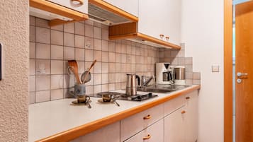 Kühlschrank, Herdplatte, Wasserkocher mit Kaffee-/Teezubehör