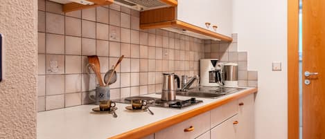 Fridge, stovetop, coffee/tea maker, electric kettle