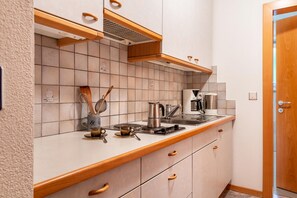 Kühlschrank, Herdplatte, Wasserkocher mit Kaffee-/Teezubehör