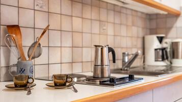 Frigorifero, piano cottura, macchina per tè/caffè, bollitore elettrico