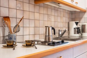 Réfrigérateur, plaque de cuisson, cafetière/bouilloire