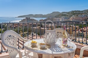 Outdoor dining - Holiday Home 'Carmen' with Sea View, Wi-Fi and Air Conditioning (Almuñécar)