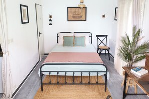 Desk, iron/ironing board, free WiFi, bed sheets - Studio Cosy tout équipé Wifi parking Proche Centre-ville et Châteaux de la Loire (BLOIS)