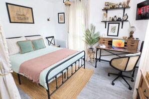 Escrivaninha, ferros/tábuas de passar roupa, Wi-Fi de cortesia