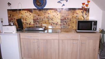 Réfrigérateur, micro-ondes, plaque de cuisson, cafetiÚre/bouilloire