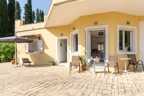 Outdoor dining - Apartment 'Teachers' House' with Sea View, Wi-Fi and Air Conditioning (Potamos)