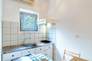 Frigorífico, placa de cocina, hervidor eléctrico y utensilios de cocina