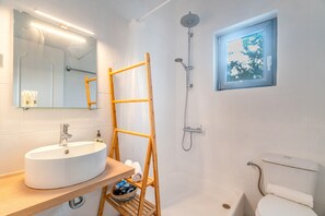 Dusj, hårføner og håndklær