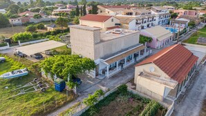 Un quartier résidentiel avec des maisons, une piscine et un bateau.