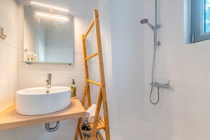 Shower, hair dryer, towels