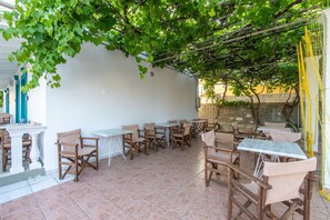 Outdoor dining - Holiday Home 'Pleasure Corfù Octopus' with Private Terrace, Wi-Fi and Air Conditioning (Corfù)