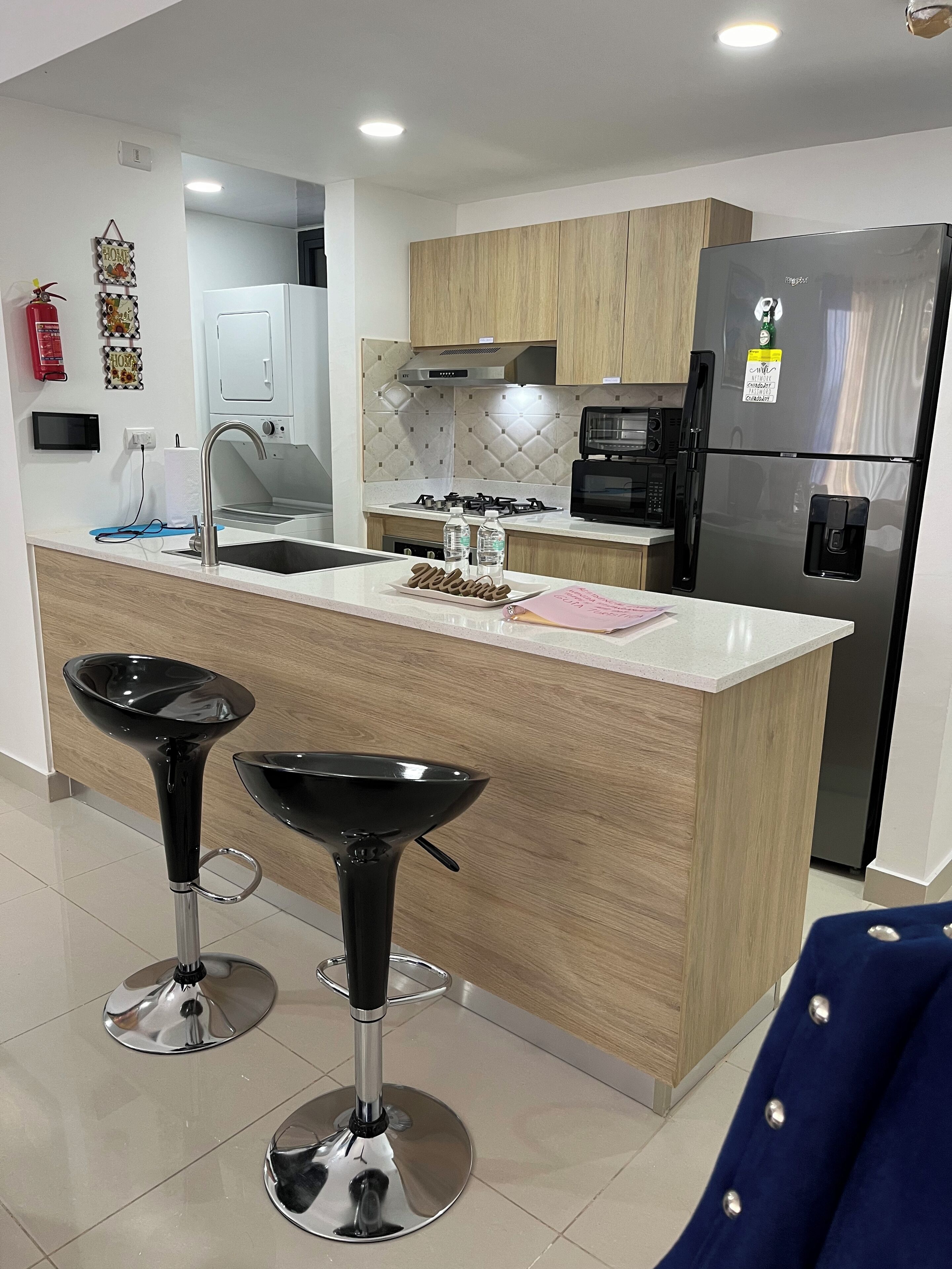 Refrigerador, microondas, horno y parrilla de estufa 