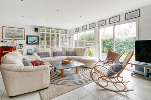 TV, DVD player, stereo - Holiday Home 'La Tanière' with Private Terrace, Garden and Wi-Fi (La Baule-Escoublac)