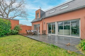 Outdoor dining - Holiday Home 'La Tanière' with Private Terrace, Garden and Wi-Fi (La Baule-Escoublac)