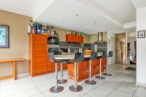 Fridge, microwave, oven, stovetop - Holiday Home 'La Tanière' with Private Terrace, Garden and Wi-Fi (La Baule-Escoublac)