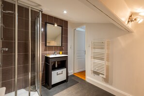 Shower, hair dryer, towels - Holiday Home 'Echoppe 3 Ch Jardin 12mn St Emilion' with Private Terrace, Private Garden and Wi-Fi (Libourne)