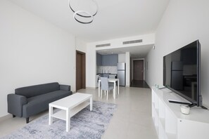 Comfort-Apartment, Balkon, Stadtblick | 1 Schlafzimmer, schallisolierte Zimmer, Bügeleisen/Bügelbrett
