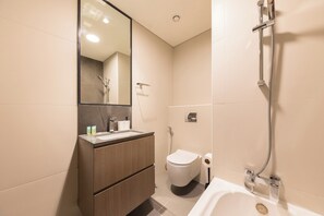 Căn hộ tiện nghi đơn giản, ban công, quang cảnh thành phố | Phòng tắm | Bồn tắm, máy sấy tóc, khăn tắm 