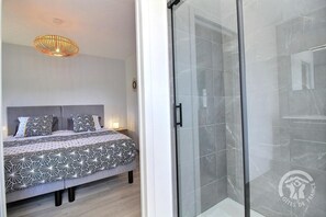 6 bedrooms, iron/ironing board, free WiFi, bed sheets